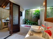 Villa Lakshmi Kawi, Bathroom